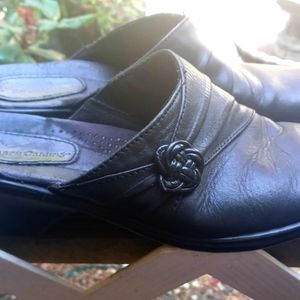 Earth Origins Women's Black Leather Mules w/Rosette Details, Size 8